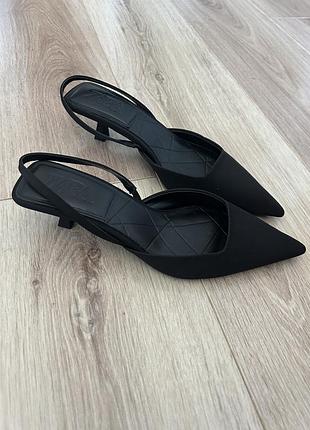 Лодочки kitten heels від zara