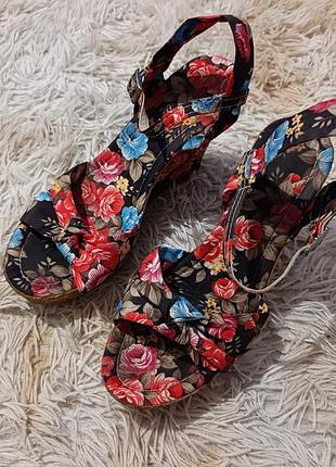 Босоножки женские