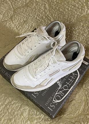 Фірмові шкіряні кросівки "reebok". розмір 39. устілка - 25 см. у відмінному стані. оригінал!