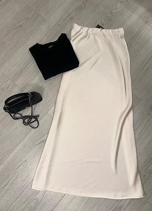 Красива сатинова спідниця кольору айворі.  розмір 42-44. тканина щільний сатин( не просвічується).продаю не підійшов розмір( ( нова, з етикеткою)