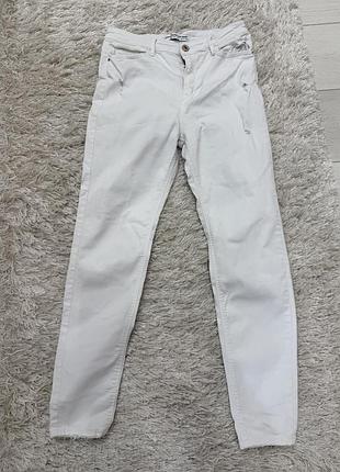 Білосніжні джинси stradivarius розмір м(eur 40)