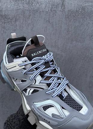 Track grey/white 4