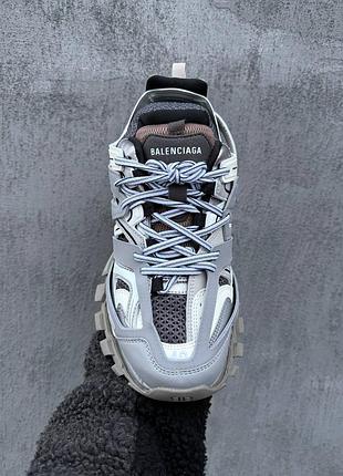 Track grey/white 3