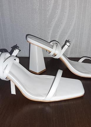 Босоножки женские. бренд: prettylittlething. размер: 41.