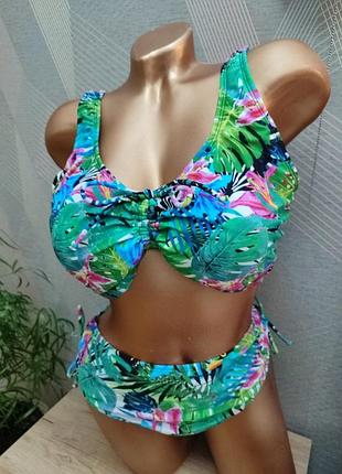 Гарний купальник із флористичним принтом