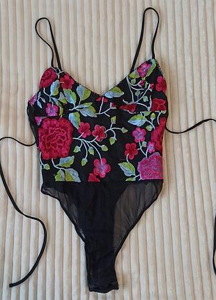 Хороший боди с вышивкой