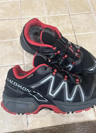 Кросівки жіночі