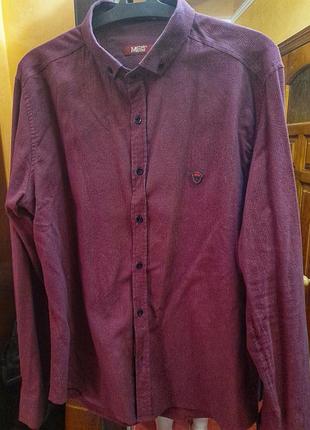 Чоловіча сорочка бордового (вишневого) кольору з довгими рукавами.