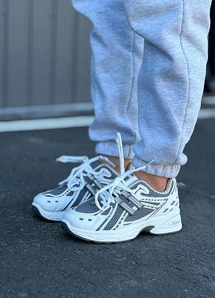 Женские качественные и стильные кроссовки белые с серым