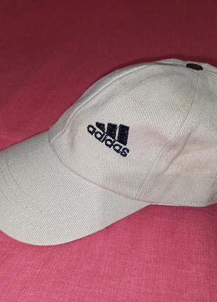 Бейсболка кепка adidas бежевого цвета