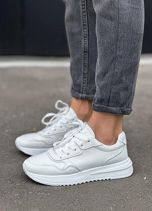 Жіночі якісні та стильні кросівки білі