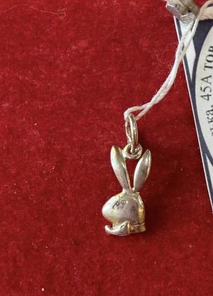 Срібна підвіска плейбой з білими цирконами.