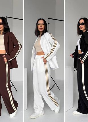 Класичний костюм з акцентами лампасами