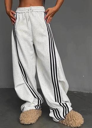 Штани з лампасами