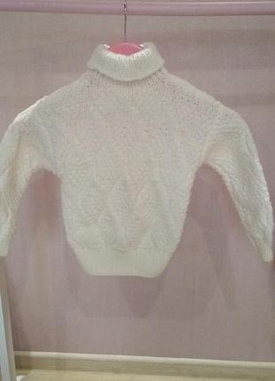 Белый свитер