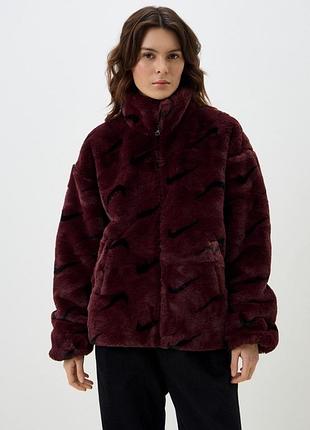 Женская куртка меховая nike faux fur aop swoosh jacket