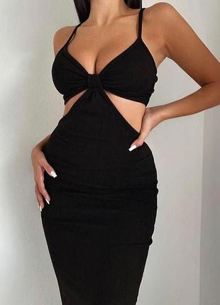 Привлекательное платье в рубчик по фигуре.