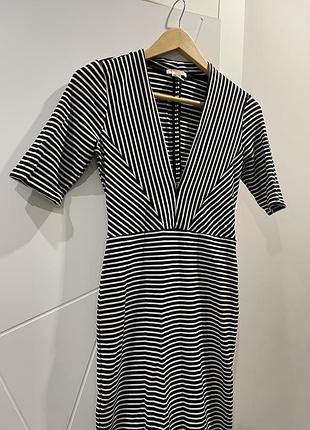 Сукня жіноча довга з глибоким декольте та коротким рукавом