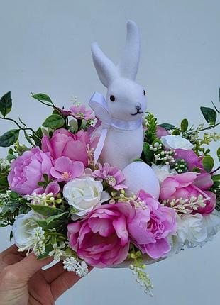 Пасхальная бело-розовая композиция с зайчиком