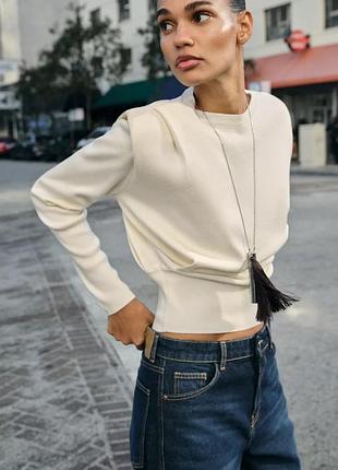 Трикотажный свитер с плечевыми накладками