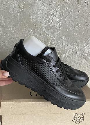 Кросівки жіночі чорні з перфорацією з натуральної шкіри