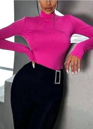 Яскравий малиновий гольф