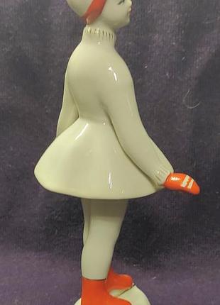 Статуэтка девочка на коньках 3