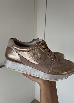 Пудрові шкіряні /замшеві кросівки на платформі