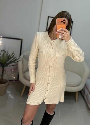 Вʼязана молочна сукня