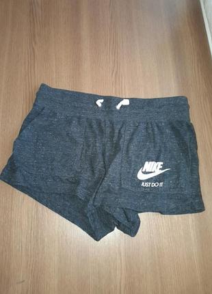 Шорты nike. размер м