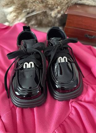 Лакові туфлі для дівчинки на масивній підошві