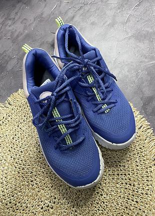 Кросівки жіночі