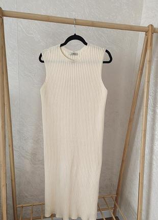 Платье кремовое в рубчик с разрезом