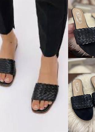 Шлепанці жіночі