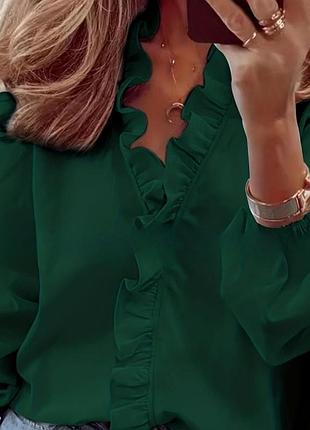 Жіноча неймовірна стильна смарагдова блуза з довгим рукавом і рюшами