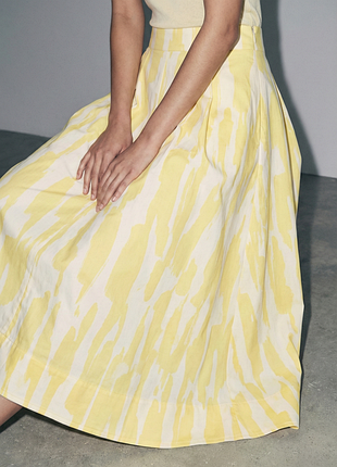 Спідниця zw collection середньої довжини з принтом від zara