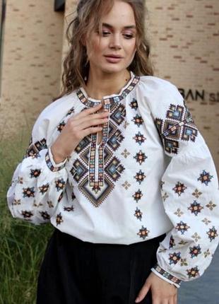 Улюблена модель вишиванки мозаїка в білому кольорі