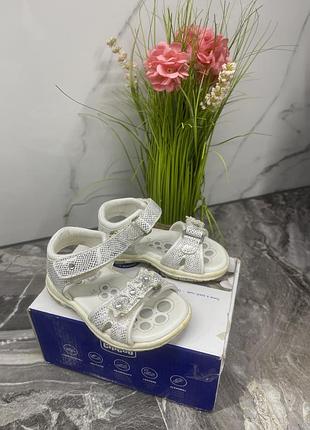 Шкіряні босоніжки від chicco  розмір 21