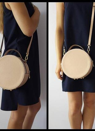 Жіноча шкіряна кругла сумка італія пудрового кольору через плече vera pelle s0673