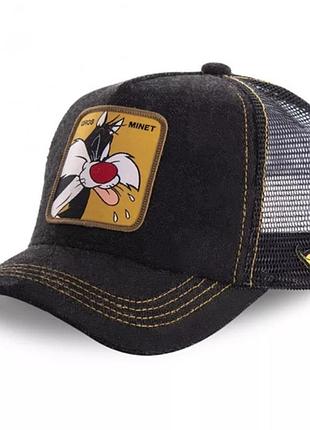Кепка тракер логотип кот сильвестр (looney tunes) с сеточкой черный, унисекс wuke one size