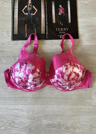 Красивый атласный бюстгальтер