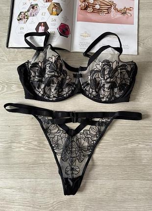 Красивый кружевной бюстгальтер и трусы