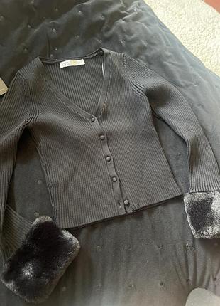 Стильний світер з меховими манжетама