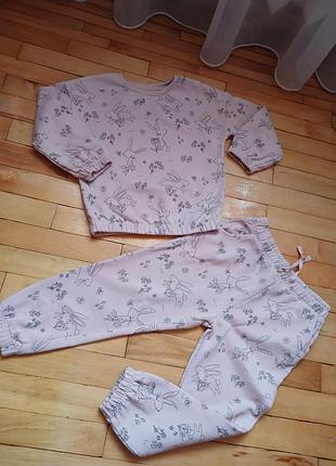 Ніжний костюмчик на дівчинку