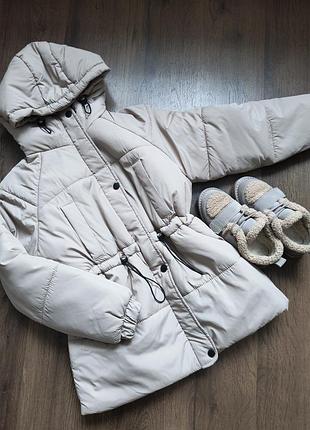 Стильная демисезонная куртка бежевого цвета