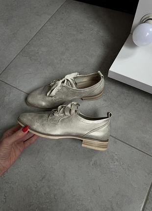 Оригинальные женские туфли с металлическим блеском дерби размер 37 tamaris derby shoes