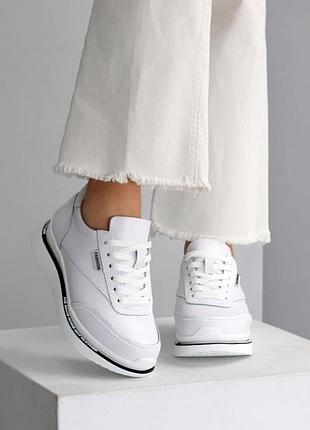 Жіночі кросівки