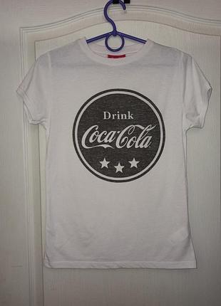 Белая футболка логотипом coca-cola и надписью drink