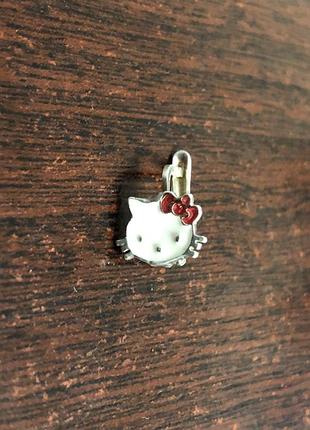 Одна срібна сережка "hello kitty" (емаль)