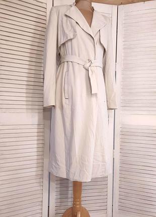 Бежевый плащ